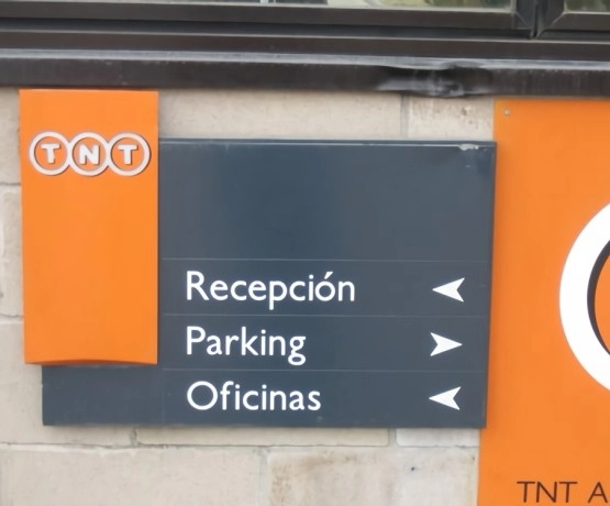 Placas grabadas, directorios y señalización